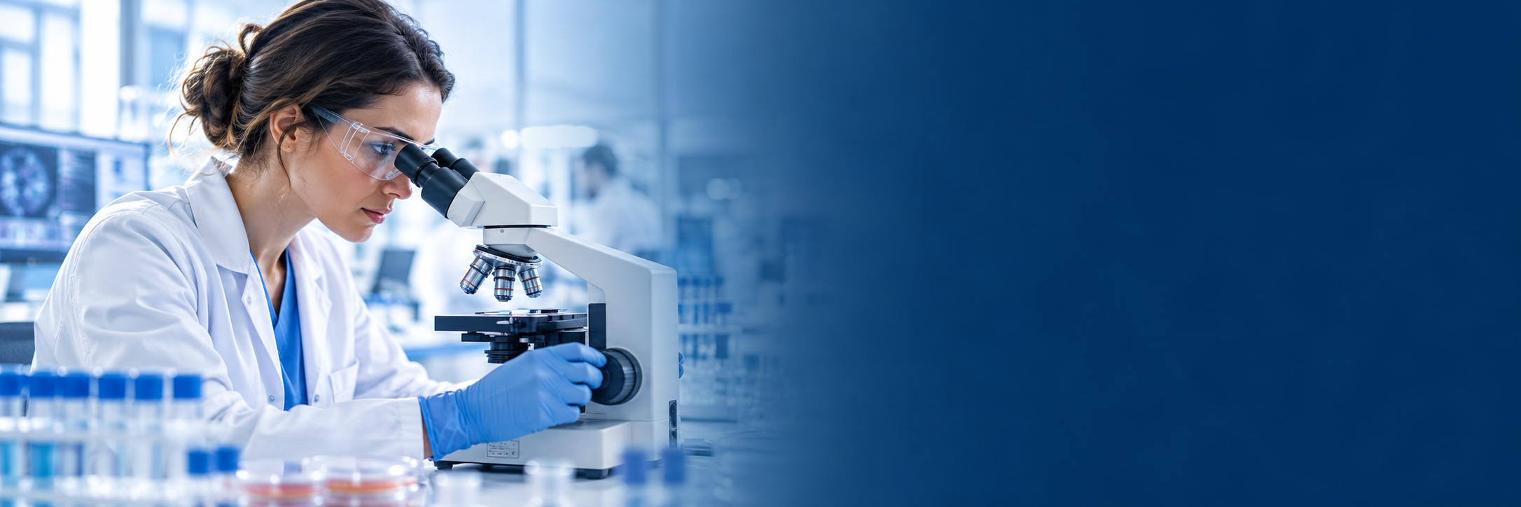 Investigadora examina muestras con un microscopio