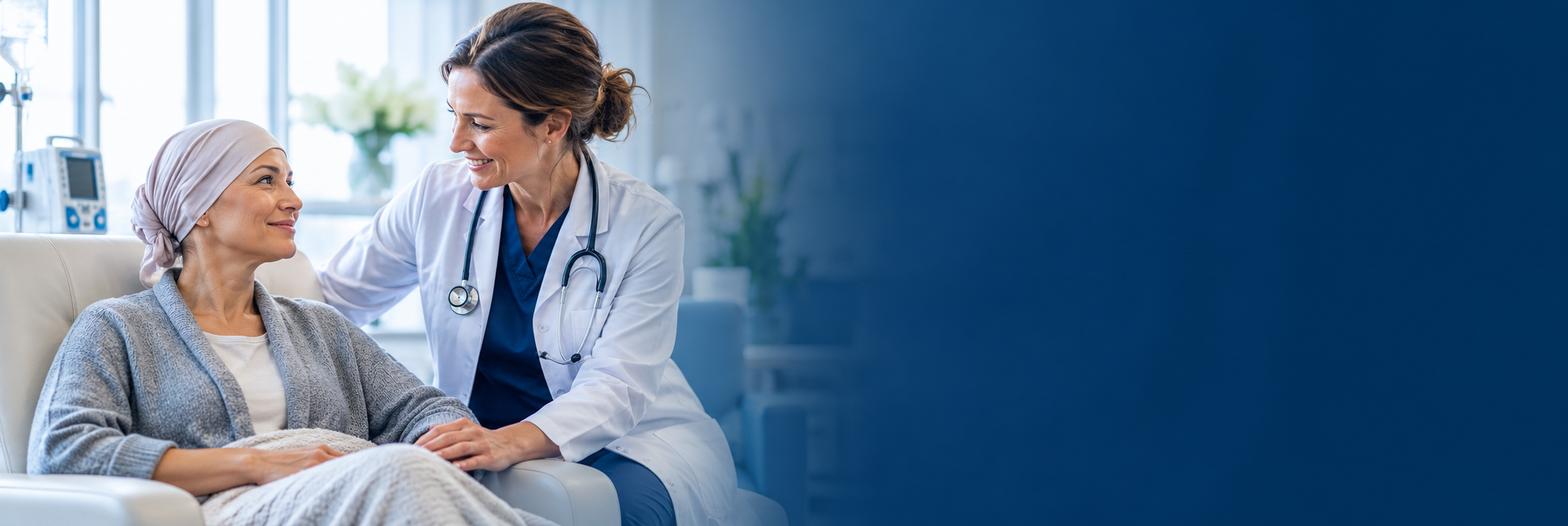 Profesional de salud acompaña a una paciente en atención oncológica